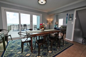 In-room dining - Marilyns Cottage (Gulf Shores)