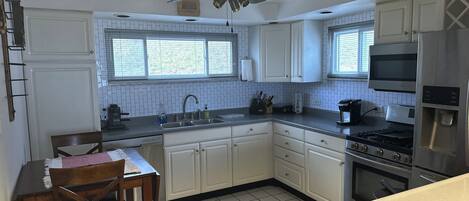 Kylskåp, mikrovågsugn, ugn och spishäll