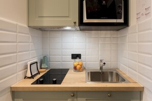 Microwave, oven, stovetop, cookware/dishes/utensils - Design Triplex in the City Center (Zagreb)