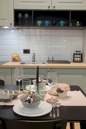Microwave, oven, stovetop, cookware/dishes/utensils