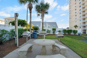 Condo, 1 King Bed with Sofa bed (Tradewinds 901) | Outdoor dining