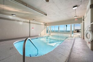 Apartment, 1 King-Bett und Schlafsofa (Tradewinds 901) | Pool | Innenpool, beheizter Pool
