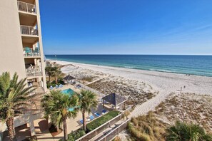 Ein Strandhotel mit Pool, Zugang zum Strand und Blick auf den Ozean.