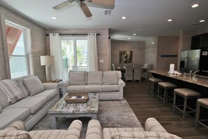 Huis, meerdere bedden (Lil J’s Getaway at Romeo Beach #3) | Woonruimte