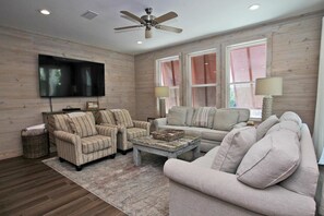 منزل - عدة أسرّة (Lil J’s Getaway at Romeo Beach #3) | منطقة المعيشة