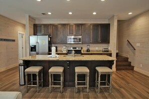 منزل - عدة أسرّة (Lil J’s Getaway at Romeo Beach #3) | مطبخ خاص | محمصة خبز