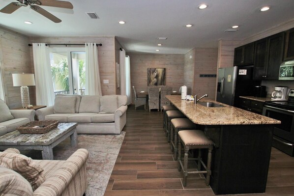 منزل - عدة أسرّة (Lil J’s Getaway at Romeo Beach #3) | منطقة المعيشة