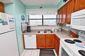 Condo, 1 King Bed with Sofa bed (Seascape 102) | Private kitchen