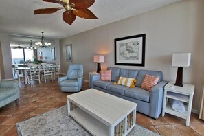 Condo, varias camas (Pelican Pointe 803) | Área de sala de estar