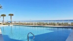 คอนโด, หลายเตียง (Pelican Pointe 803) | สระว่ายน้ำ