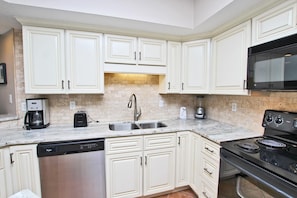 Condo, Multiple Beds (Pelican Pointe 803) | Private kitchen