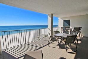 Condo, varias camas (Pelican Pointe 803) | Restaurante al aire libre