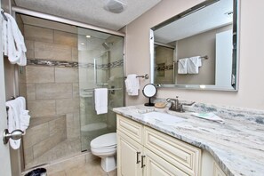 Condo, varias camas (Pelican Pointe 803) | Baño | Toallas 