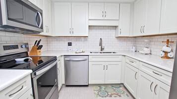 Condo, 1 King Bed with Sofa bed (Phoenix X 1208) | Private kitchen | Cookware/dishes/utensils