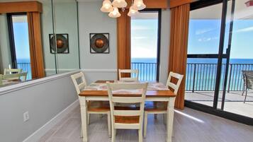 Condo, 1 King Bed with Sofa bed (Phoenix X 1208) | Dining