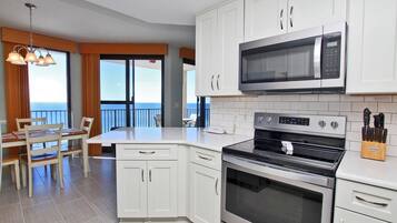 Condo, 1 King Bed with Sofa bed (Phoenix X 1208) | Private kitchen | Cookware/dishes/utensils