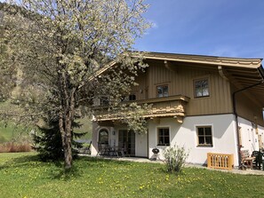 Exterior - Spacious, sunny country house in the Alps with its own garden (Salzburg)