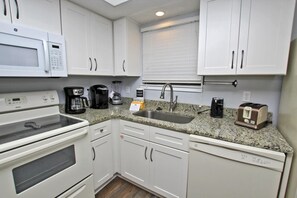Condo, Multiple Beds (Palmetto 306) | Private kitchen | Toaster, cookware/dishes/utensils