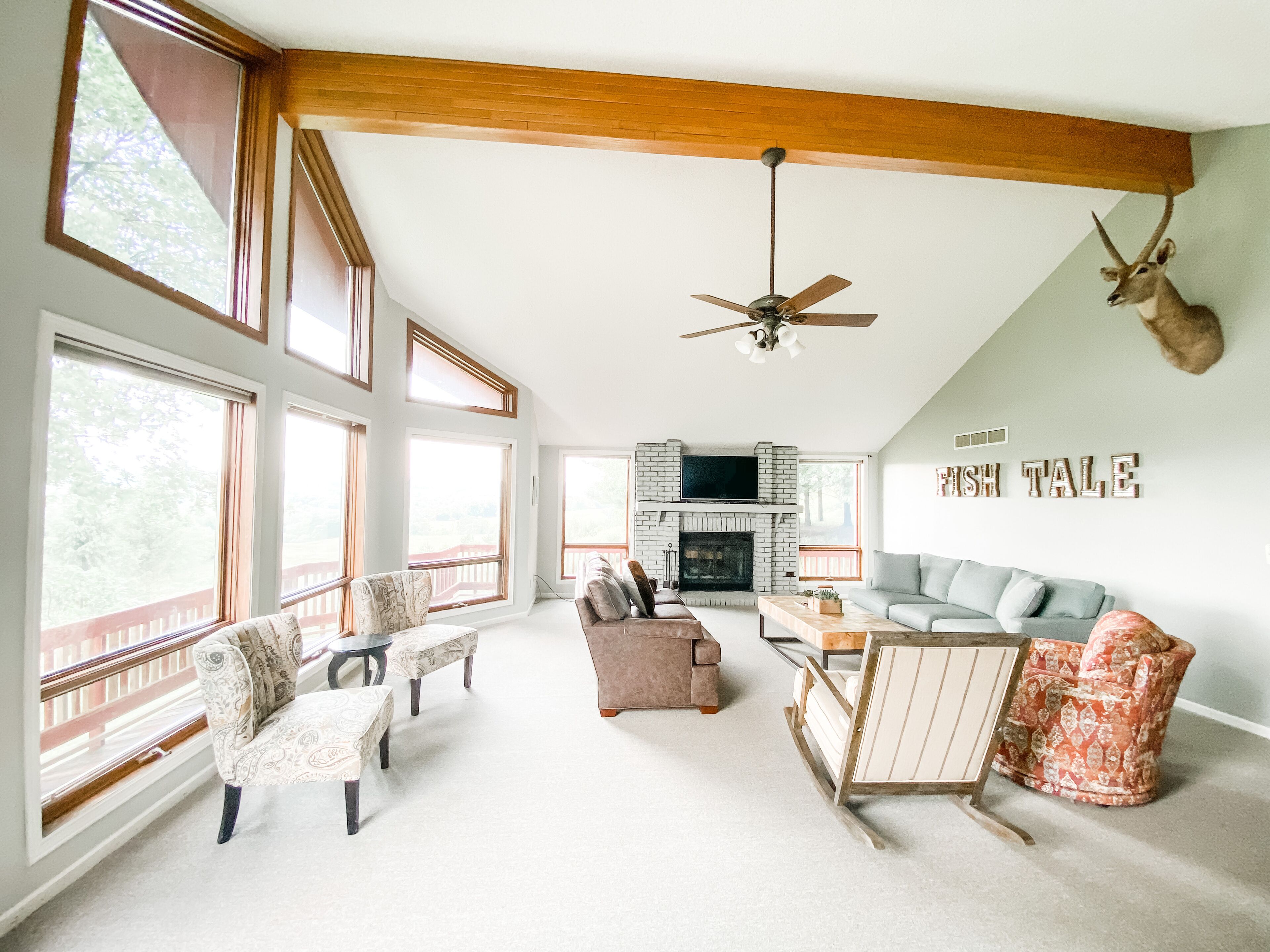 TV connectée, table de tennis de table, livres