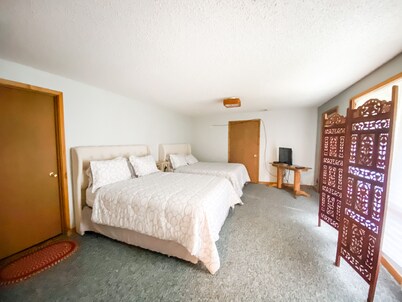 Just rehabbed, amazing views on 300 acre ranch, animals, trails, hottub, pond