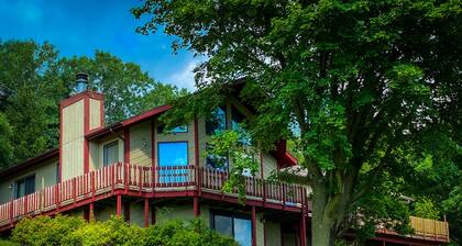 Just rehabbed, amazing views on 300 acre ranch, animals, trails, hottub, pond