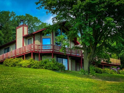 Just rehabbed, amazing views on 300 acre ranch, animals, trails, hottub, pond