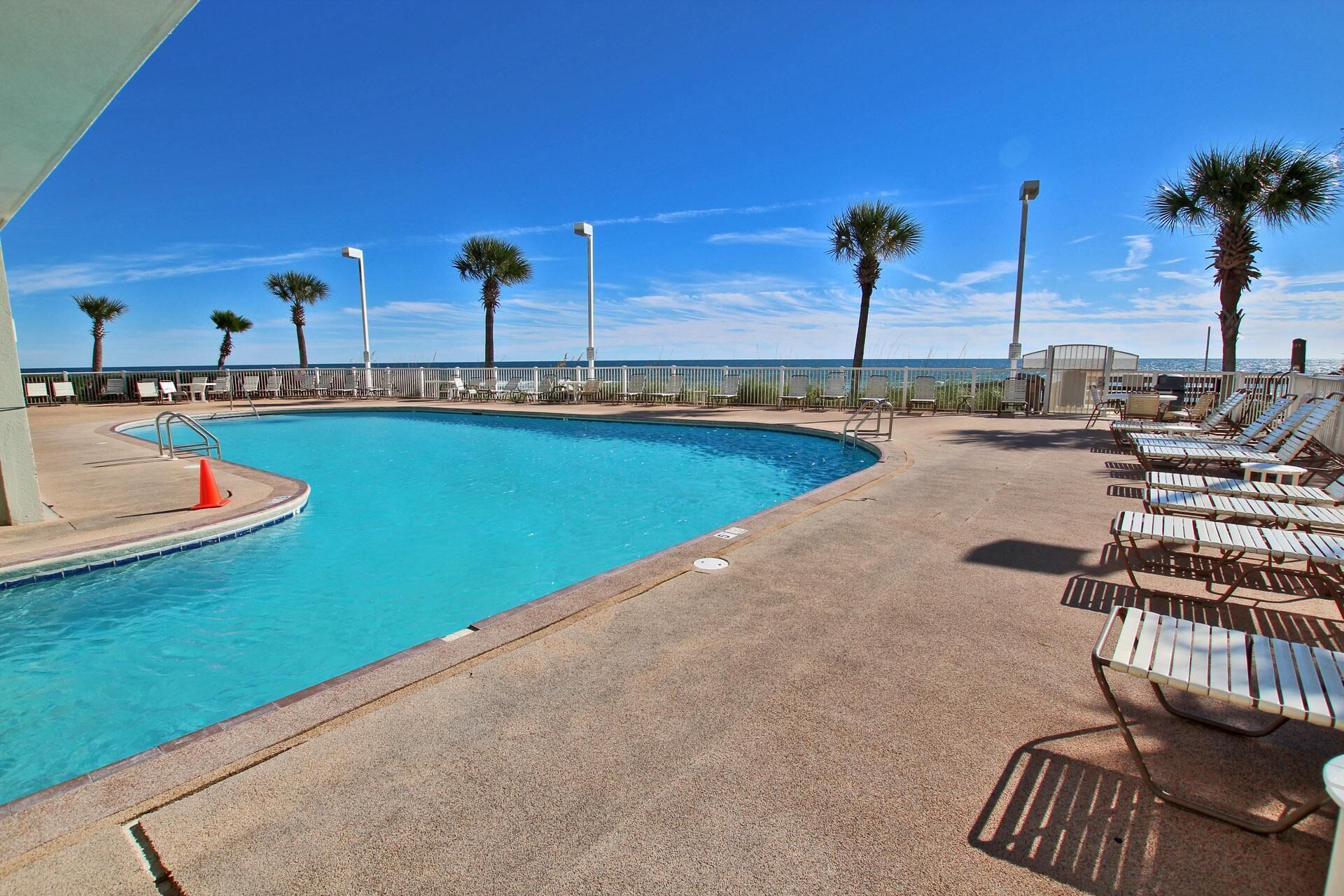 Appartement, 1 kingsize bed met slaapbank (Tradewinds 807) | Zwembad | Een binnenzwembad, een verwarmd zwembad