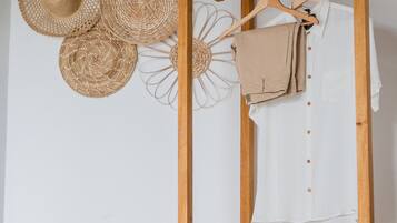 Quarto casal ou duplo básico, acessível | Frigobar, individualmente decorados, individualmente mobiliados