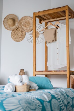 Basic-Doppel- oder -Zweibettzimmer, barrierefrei | Minibar, individuell dekoriert, individuell eingerichtet, Bettwäsche