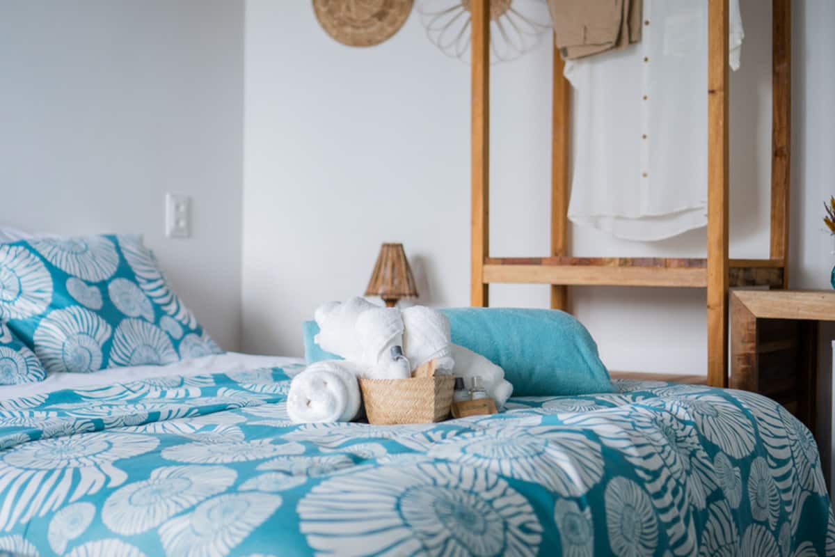 Habitación básica con 1 cama matrimonial o 2 individuales, con acceso para personas discapacitadas | Minibar, decoración personalizada, muebles diferentes y ropa de cama