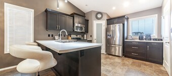 Modern House {Fenced Back Yard} BBQ Garage {Clean}