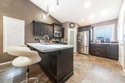 Modern House {Fenced Back Yard} BBQ Garage {Clean}