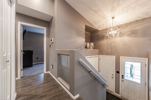 Interior - Modern House {Fenced Back Yard} BBQ Garage {Clean} (Lloydminster)