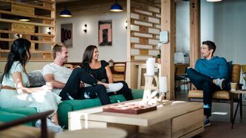 Coin salon dans le hall