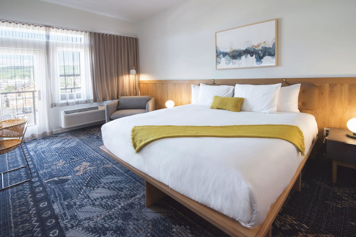 Kamer, 1 kingsize bed, balkon | Een bureau, verduisterende gordijnen, een strijkplank/strijkijzer