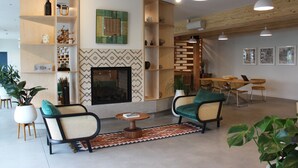 Un salon moderne doté d’une cheminée, d’étagères intégrées et d’un coin repas.
