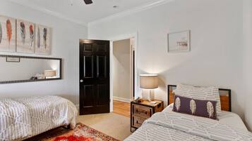 5 bedrooms, iron/ironing board, WiFi, bed sheets