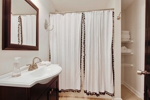 Combined shower/bathtub, hair dryer, towels - Shangri-La @ Thunderbolt | Great for Large Groups (Savannah)