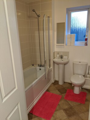 Combined shower/tub, towels, soap, toilet paper - Modern apartment with Parking/ En-suite/ WiFi/ Netflix (Binley, Coventry)