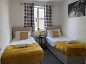 2 bedrooms, desk, iron/ironing board, travel crib - Modern apartment with Parking/ En-suite/ WiFi/ Netflix (Binley, Coventry)
