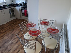 Dining - Modern apartment with Parking/ En-suite/ WiFi/ Netflix (Binley, Coventry)