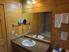 Ensemble douche/baignoire, serviettes fournies