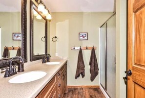 Combined shower/tub, towels