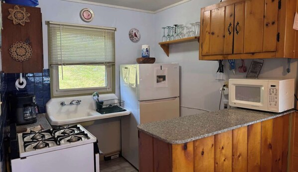 Coffee/tea maker, fridge, microwave, oven - Minocqua Shores Cabin #2 (Minocqua)