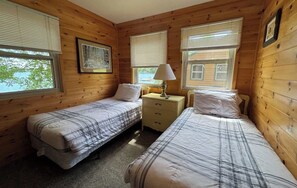 2 bedrooms, bed sheets - Minocqua Shores Cabin #2 (Minocqua)