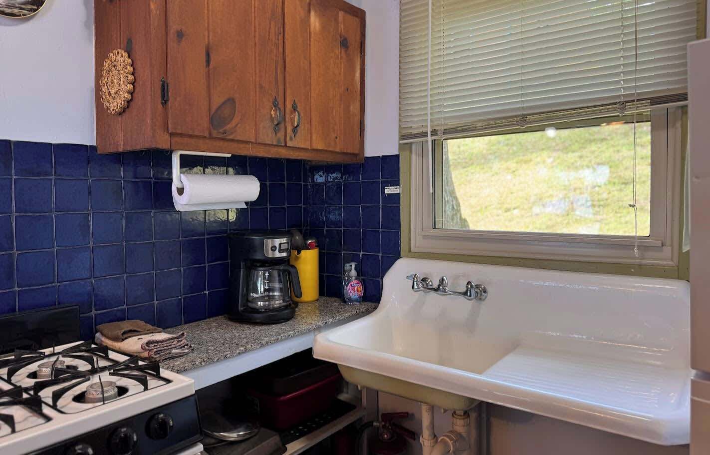 Cafetera y tetera, refrigerador, microondas y horno 