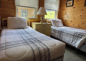 2 bedrooms, bed sheets - Minocqua Shores Cabin #2 (Minocqua)
