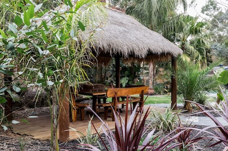 Outdoor dining. Studio Apartment in Leafy Hurstbridge