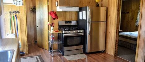 Cafetera y tetera, refrigerador, microondas y horno