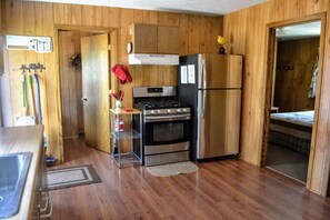 Cafetera y tetera, refrigerador, microondas y horno 